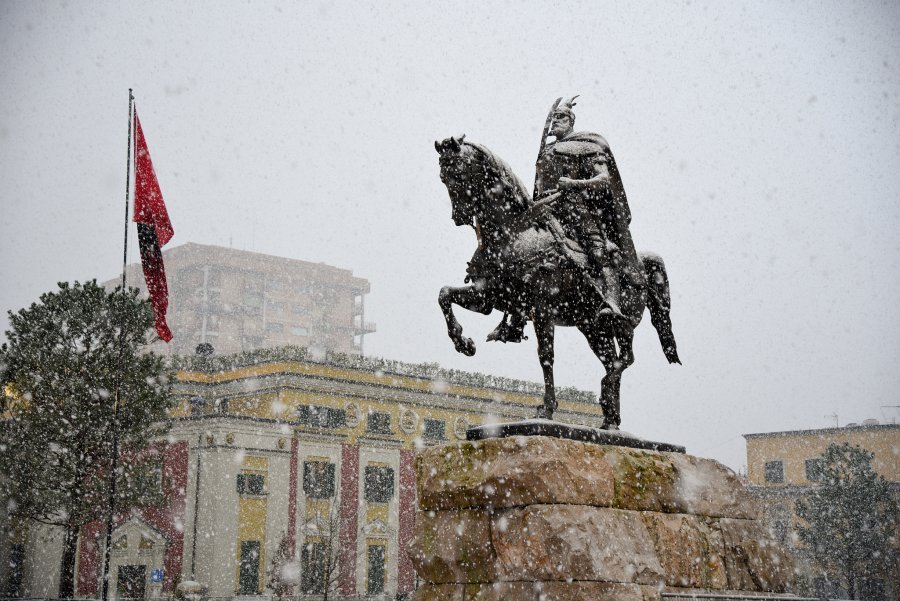 Acari do të mbërthejë Shqipërinë, priten reshje bore në Tiranë