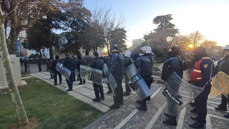 ‘Blindohet’ Kuvendi, rreth 1 mijë efektivë policie në gatishmëri