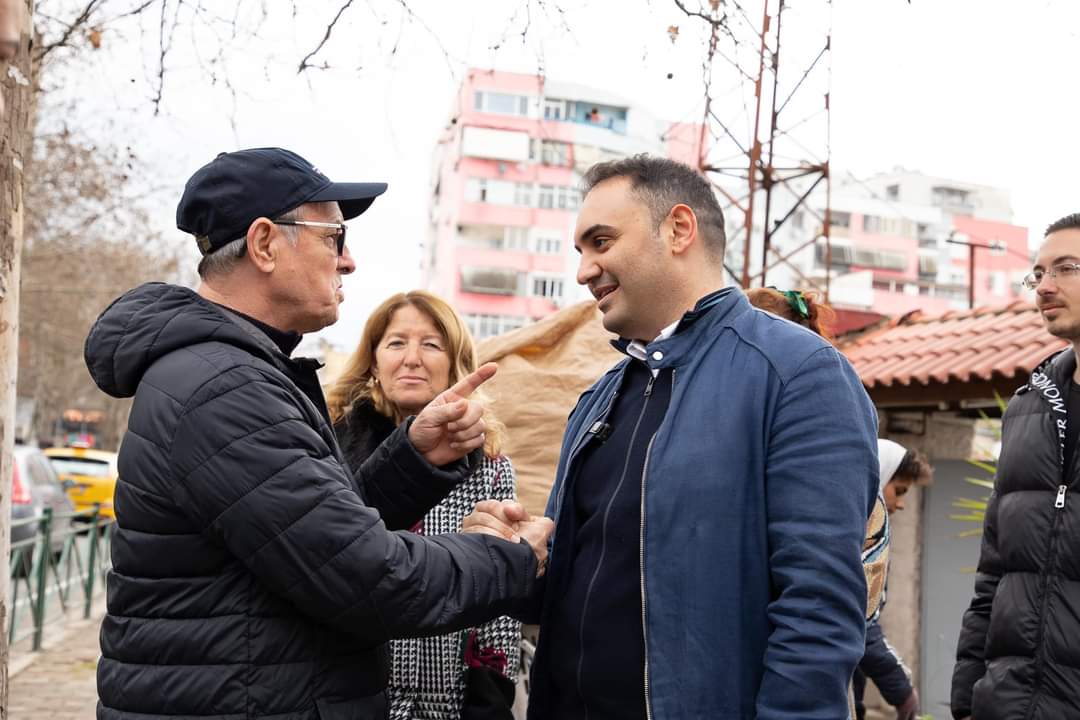 Këlliçi takon banorët në “Don Bosko”: Tiranës nuk i duhet dikush që kënaqet me jehonën e zërit të tij