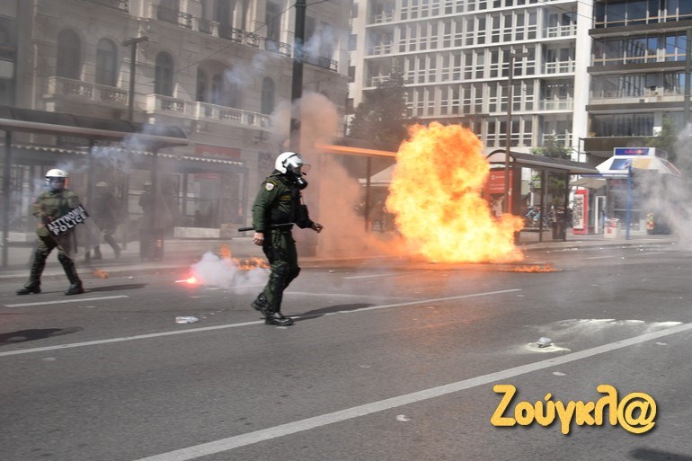 Larisa, qytetarët sulmojnë forcat e policisë me molotov, shkatërrojnë bizneset në qendër të Athinës