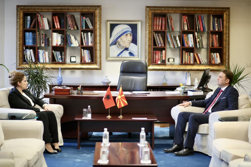 Olta Xhaçka takohet me ministrin Bujar Osmani: Shqipëria dhe Maqedonia, model i bashkëpunimit fqinjësor