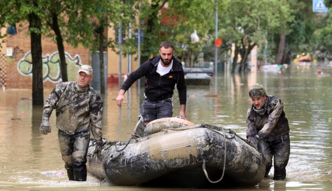 Përmbytjet në Emilia Romagna, vullnetarë të rremë me origjinë shqiptare i vjedhin 6000 euro një çifti të moshuarish