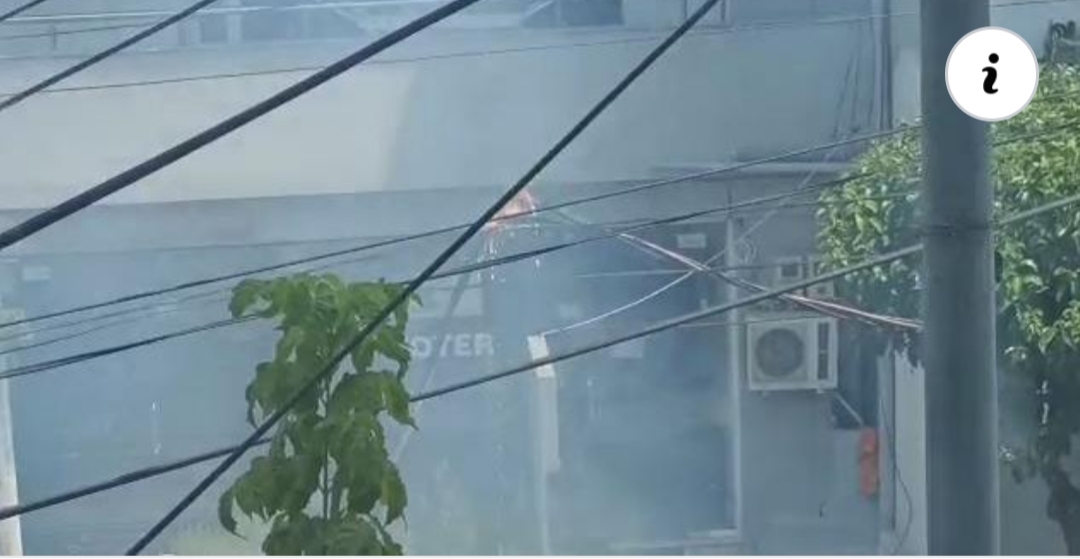 VIDEO/ Digjen telat e rrymës elektrike në Sarandë, panik tek njerëzit