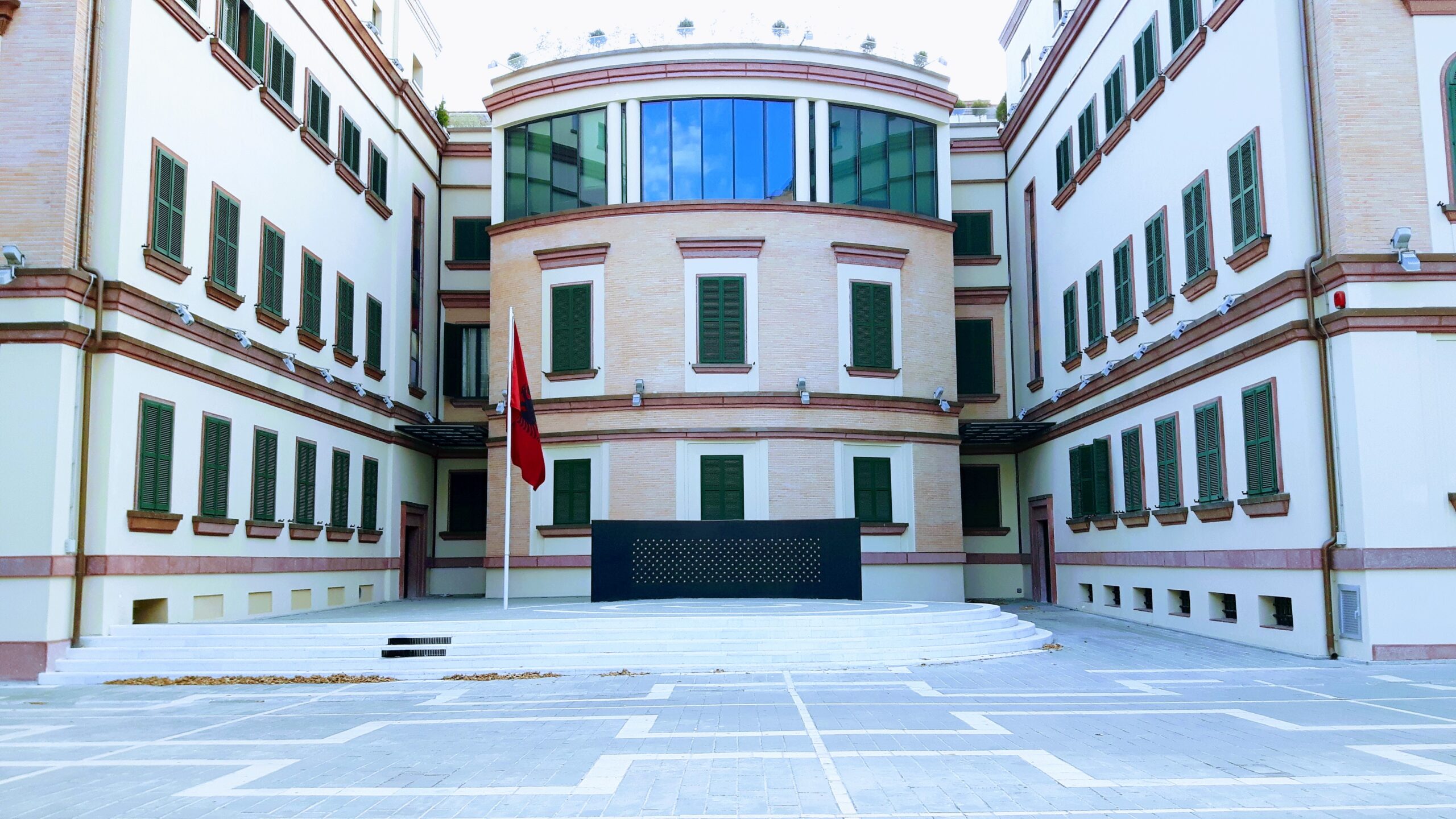 Përse është minë me sahat posti i ministrit të Brendshëm në Shqipëri