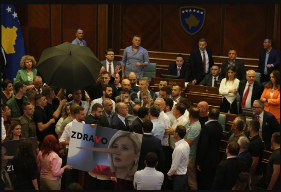 Sërish përplasje në Kuvendin e Kosovës, deputetët përleshen me njëri-tjetrin