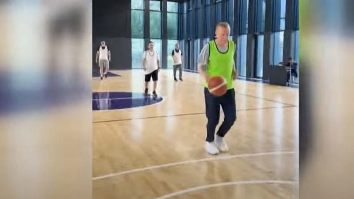 VIDEO/ Erdogan shfaqet duke luajtur basketboll me deputetët e partisë së tij