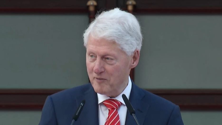 Bill Clinton feston sot 77-vjetorin e lindjes
