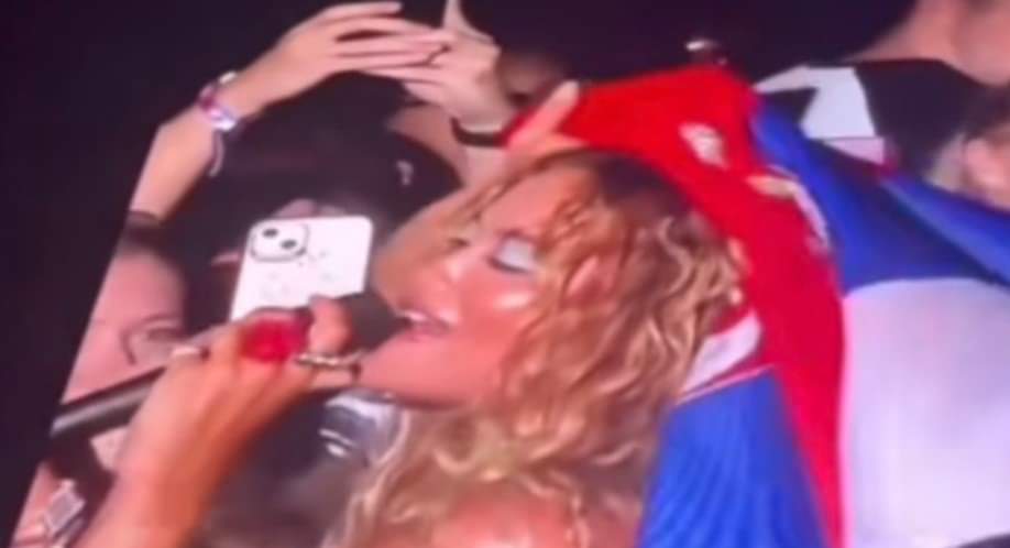 Çfarë i ndodhi?! Rita Ora merr në skenë flamurin e Serbisë (VIDEO)