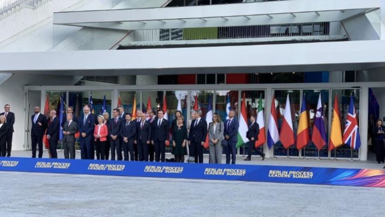 Kryeministrja serbe bojkoton foton familjare në Samitin e Procesit të Berlinit, shkak flamuri i Kosovës