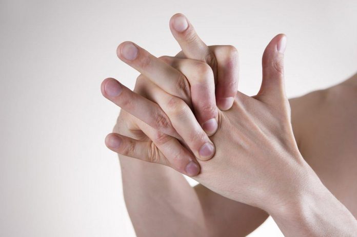 Kërcitja e shpeshte e gishtave mund të sjellë disa rreziqe dhe komplikacione