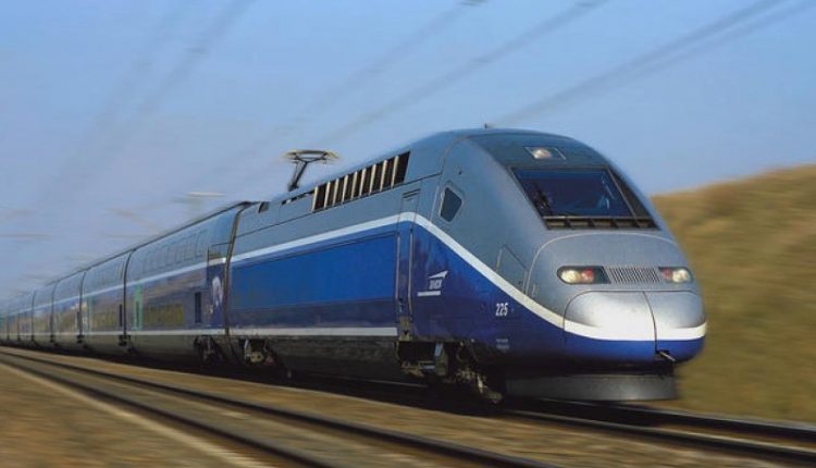 Ishte nisur për në Strasburg, treni me anëtaret e Parlamentit Europian përfundon në Disneyland