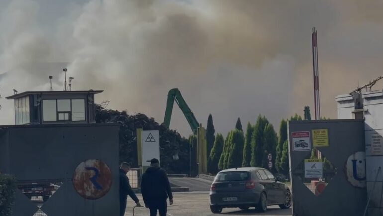Zjarri tek ish-metalurgjiku aktiv edhe sot/ Retë e tymit vijojnë të “pushtojnë” Elbasanin