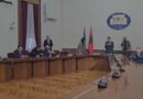 VIDEO/ Deputetët e opozitës futen në mbledhjen e “Zgjedhores” dhe e bllokojnë