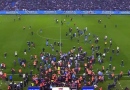 VIDEO/ Kaos në mes të fushës, tifozët e Trabzonspor sulmojnë lojtarët e Fenerbahce