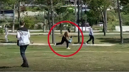 Vlorë/ Një person me thikë tenton të qëllojë fëmijët në park – VIDEO