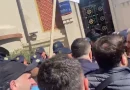 Protestuesit sulmojnë me vezë dhe mollë Bashkinë e Tiranës, këshilltarët e opozitës përplasen me policinë