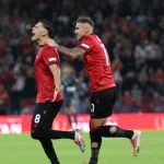 Kuqezinjtë dominojnë Bjellorusinë dhe marrin 3 pikë të merituara