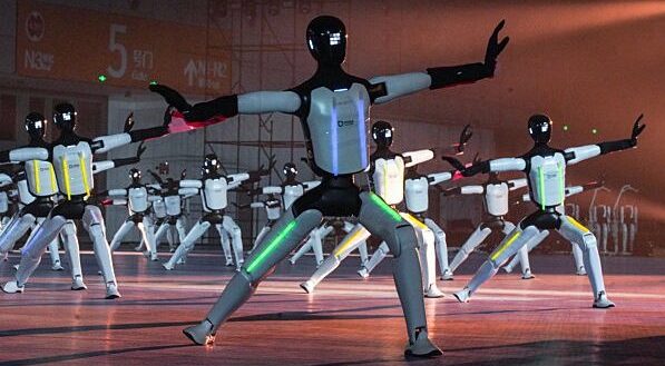 Kina vendos rekord të ri Guinness, 110 robotë humanoidë performojnë në sinkron