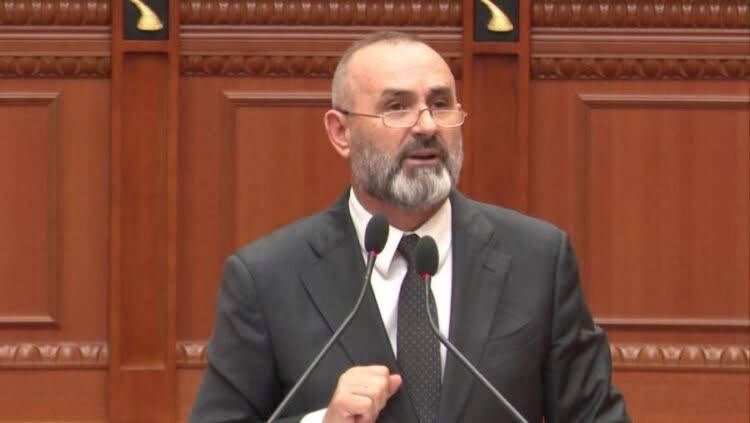 Ulsi Manja: Edhe 46 bashki janë shumë