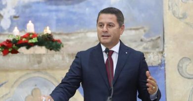 Pjerin Ndreu: Nuk e kuptoj pse  efektivët u lanë mes turrmave pa ujë e ushqim