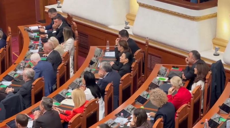Momenti kur në sallën e seancave plenare vjen dhe Balluku (VIDEO)