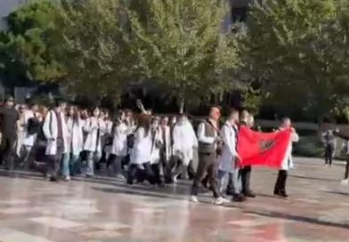Mjekët në deklaratë të përbashkët nga protesta: Nuk mund të heshtim, Rama të japë dorëheqjen!