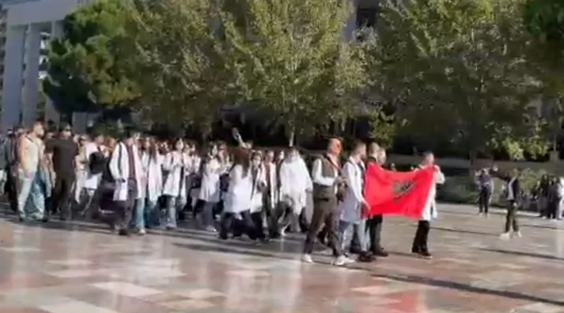 Mjekët në deklaratë të përbashkët nga protesta: Nuk mund të heshtim, Rama të japë dorëheqjen!